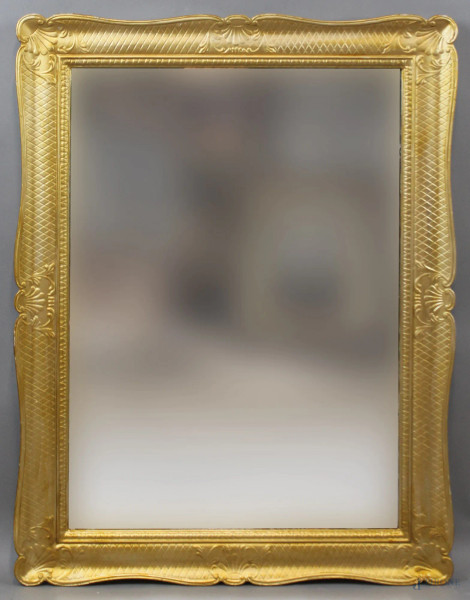 Specchiera in legno dorato ed inciso, ingombro cm. 85x65, specchio cm. 70,5x50,5, XX secolo