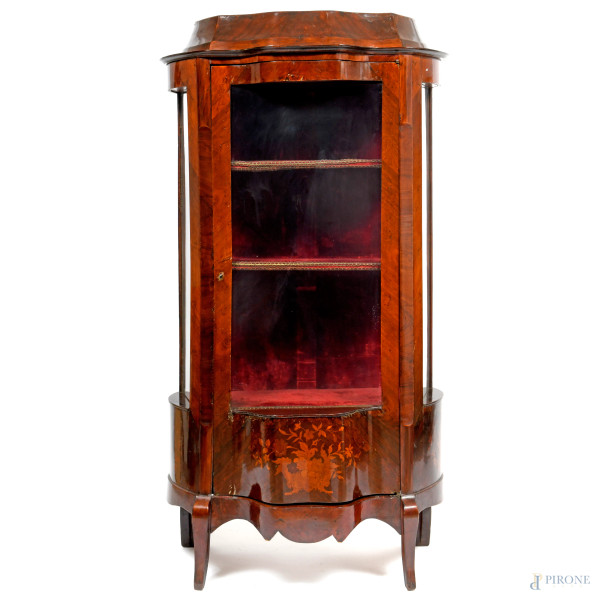 Vetrina con struttura in legno impiallacciato in mogano ad uno sportello con fronte e fianchi mossi, XX secolo, cm 163x78x50, (difetti)