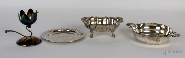 Lotto di quattro oggetti diversi in argento, altezza max cm 8, gr 200