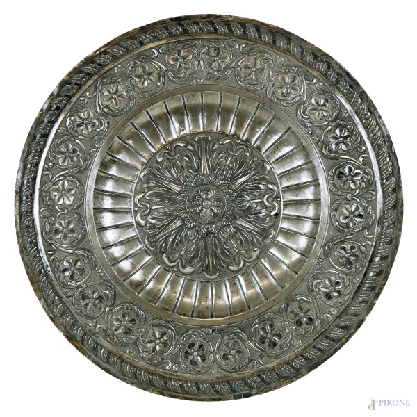 Piatto da parata in argento sbalzato e cesellato, punzoni Genova, XIX secolo, diam. cm 47, peso gr. 750, (difetti).
