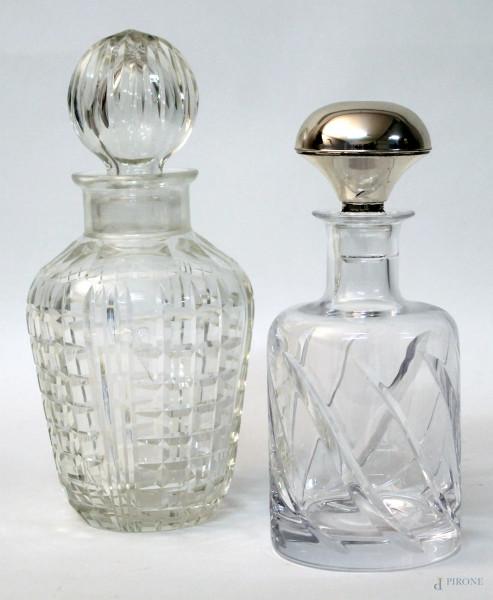 Lotto composto da due bottiglie da liquore in cristallo, H 28 cm e H 23 cm.
