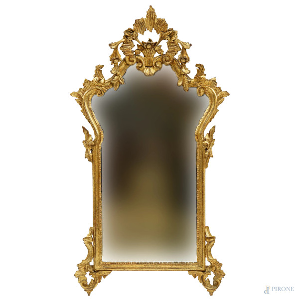 Specchiera in legno dorato con cimasa scolpita e traforata, XX secolo, cm h 102,5x56