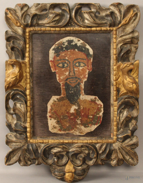 Cornice di linea rettangolare in legno intagliato, dorato ed argentato, con ricamo raffigurante figura copta, XIX sec., cm 38x29.