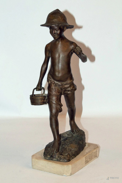 G.De Martino, Fanciullo con cesta, scultura in bronzo, base in marmo, h 40 cm.