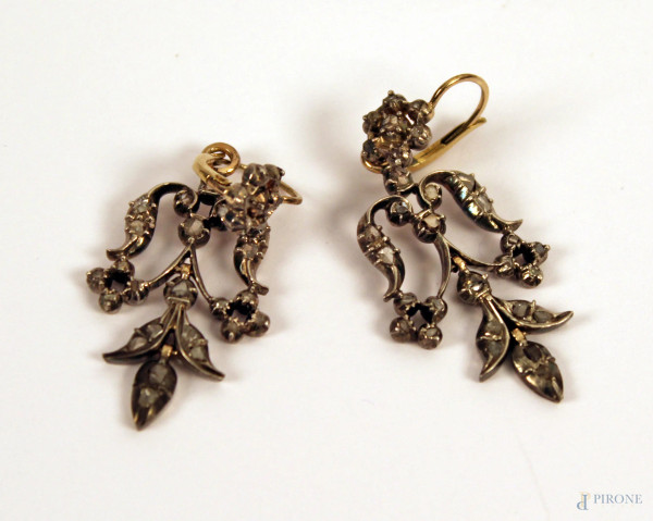 Antica coppia di orecchini in oro e argento con diamanti.