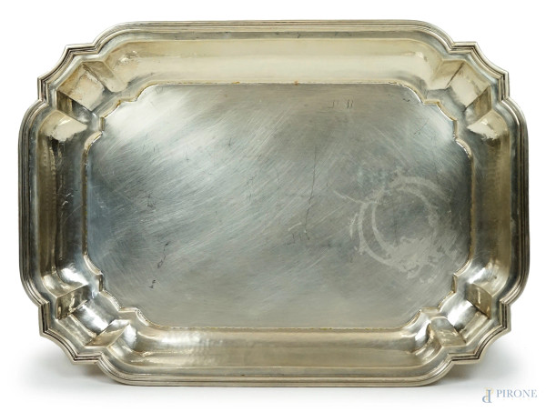 Vassoio in argento battuto a mano, XX secolo, cm 40x28,5 peso gr. 880