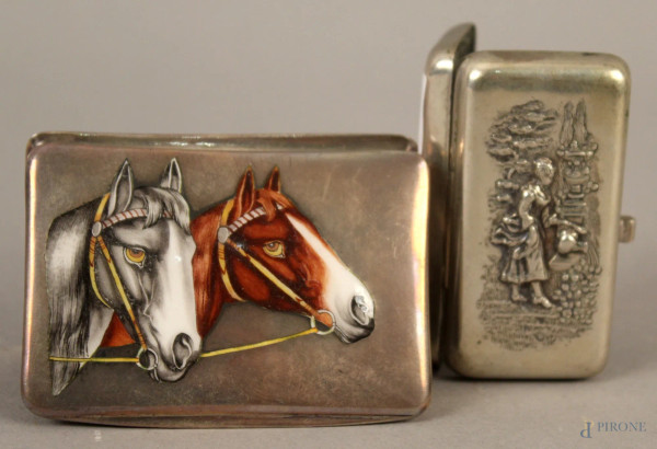 Lotto composto da due tabacchiere in argento, una con smalti raffigurante cavalli ed una sbalzata e cesellata a motivo di fanciulla, misure massime h 1,5x7,5x5.