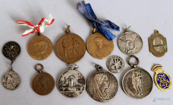 Lotto composto da dodici medaglie diverse.