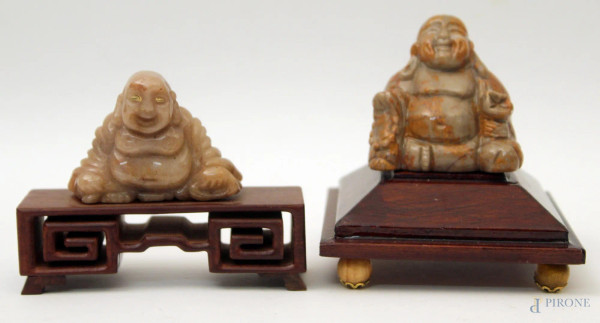 Lotto composto da due Budda in pietre pregiate su basi in legno, H massima 5 cm.