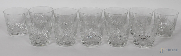 Dodici bicchieri in cristallo contratagliato Saint Louis, altezza 8,5 cm.