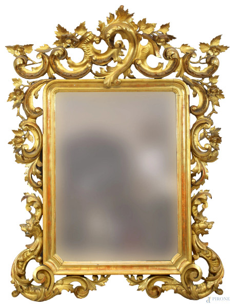 Specchiera in legno intagliato e dorato a motivi di foglie d&#39;acanto, fiori e teste zoomorfe, altezza 192x140 cm, XIX secolo, (difetti).