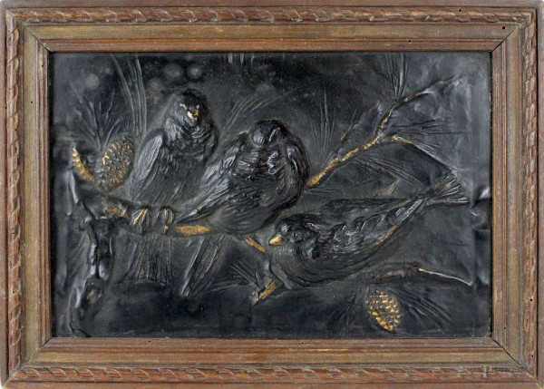 Lastra sbalzata in metallo brunito con decoro raffigurante volatili su ramo, cm 15,5x24,5, XX secolo, entro cornice.