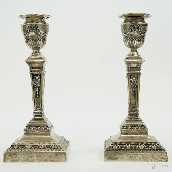 Coppia di candelieri in argento con decori a festoni e ghirlande, città di Sheffield, Walter&Hall, 1910, cm h 21x8,5x9, peso lordo gr. 1180, (appesantiti).