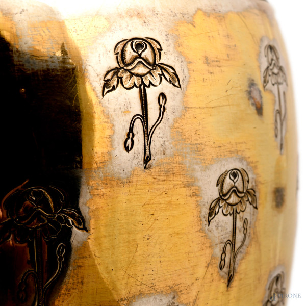 Grande vaso biansato in argento con prese a guisa di putti su foglie d'acanto a sorreggere l'orlo...