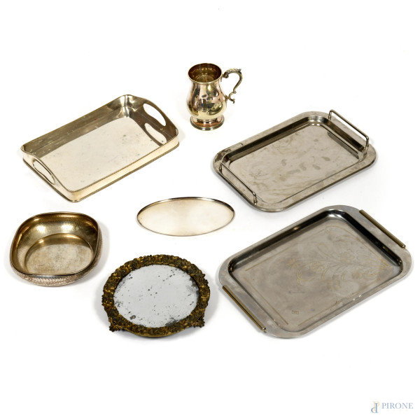 Lotto composto da una teiera in EPNS, quattro vassoi in metallo, un vassoio con quattro piedini a specchio e un portabonbon in argento 800/000, peso argento gr 190, misura massima cm 7x36,5x23,5
