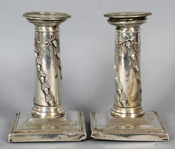 Coppia di candelieri in argento sbalzato e cesellato a motivo di foglie e ghiande, altezza 12,5 cm, bolli Inghilterra XIX sec.