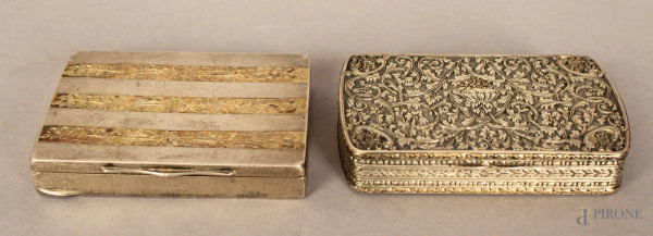 Lotto composto da due tabacchiere in argento cesellato e niellato, mis. Max. 7,5x5,5 cm, Gr. Tot. 154.