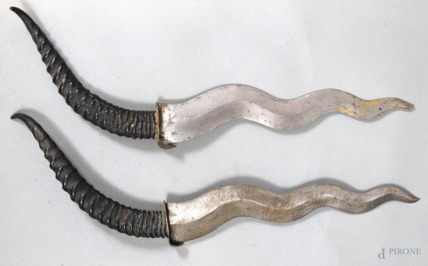 Coppia di modelli di armi africane ornamentali, lunghezza cm.47