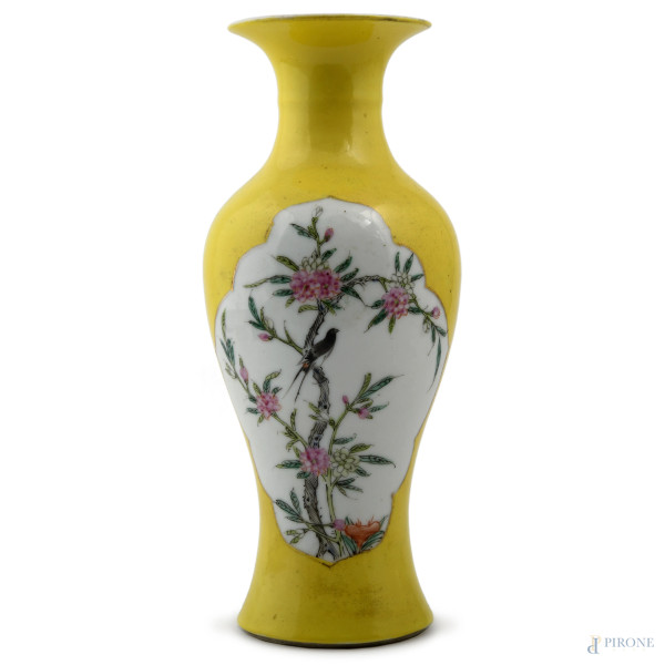 Vasetto in porcellana dipinta con fiori e rondine su fondo giallo, XX secolo, altezza cm 25, (difetti di cottura, segni di usura)