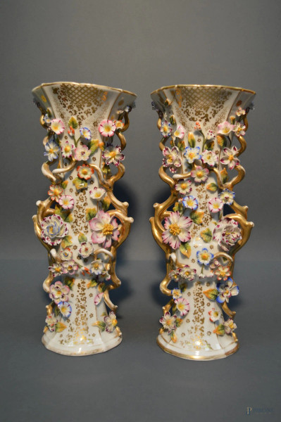Coppia di vasi in porcellana a decoro policromo a rilievo di fiori con finiture dorate, periodo Luigi Filippo, (difetti), h. 36 cm.