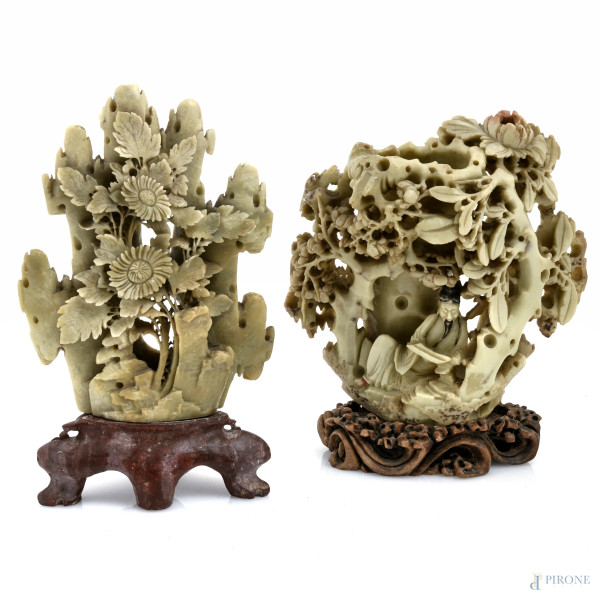 Lotto di due sculture in pietra saponaria, una con base in pietra saponaria dipinta e una con base in legno, XX secolo, altezza massima cm 23, (segni di usura, difetti, mancanze, scalfiture)