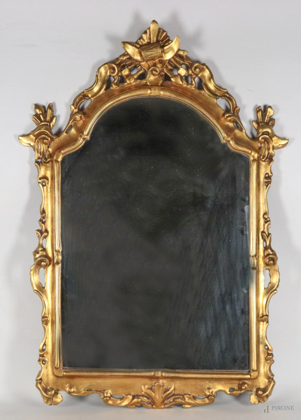 Specchiera in legno intagliato e dorato con elemento apicale sagomato, XIX secolo, cm 108x75, (segni di usura, scalfiture, rotture, restauri)