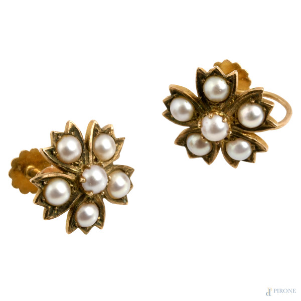 Coppia di orecchini in oro basso con perle, peso gr 4