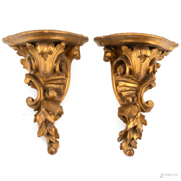 Coppia di mensole in legno dorato e intagliato a volute vegetali, XIX -XX secolo, cm 23x17x14, (segni di usura, scalfiture, rotture, perdita di doratura)