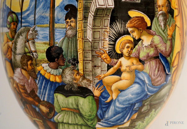 Vaso in maiolica policroma raffigurante Adorazione dei Magi, con anse a foggia di serpenti, base ...