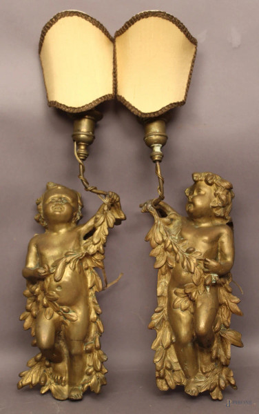Coppia di appliques a forma di putti in bronzo dorato, primi &#39;900, H 47 cm.