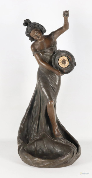 Scultura  in resina a finto bronzo raffigurante danzatrice con orologio, XX secolo, altezza cm 70, segni di usura, difetti, rotture, da revisionare)