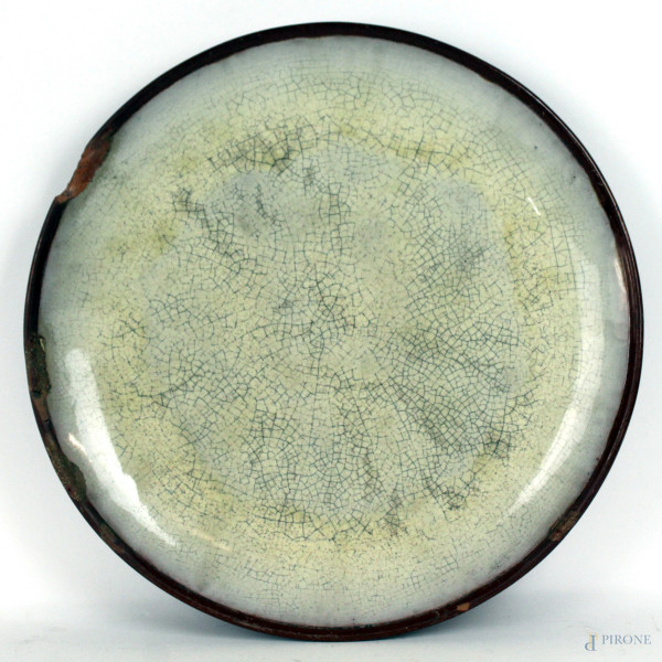 Piatto in ceramica smaltata bianca e marrone, diametro cm 41, XX secolo, (difetti).