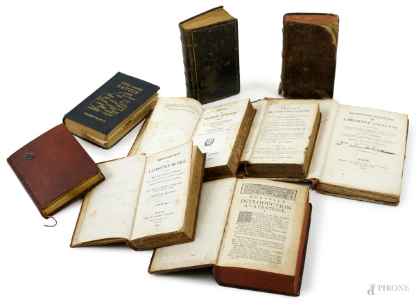 Lotto di nove volumi di argomento diverso del XIX e del XX secolo, (difetti, macchie e pagine recise).