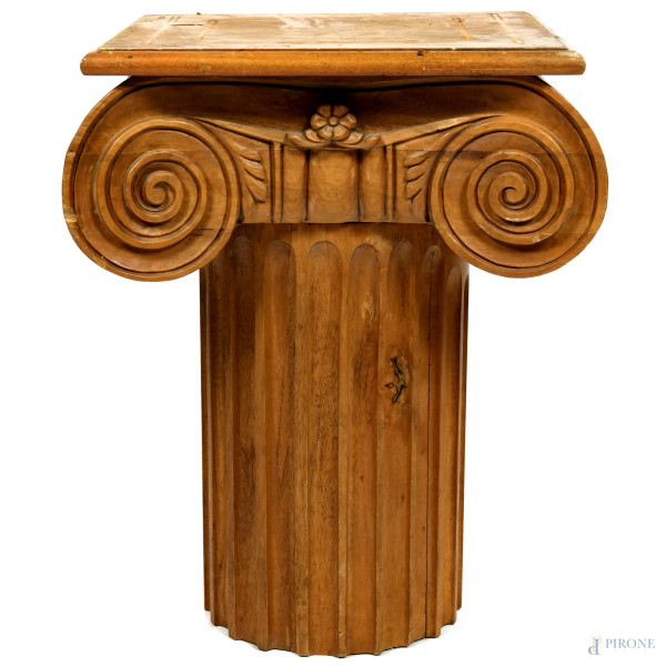 Tavolino in legno scolpito a foggia di mezza colonna con fusto scanalato e capitello ionico, XX s...