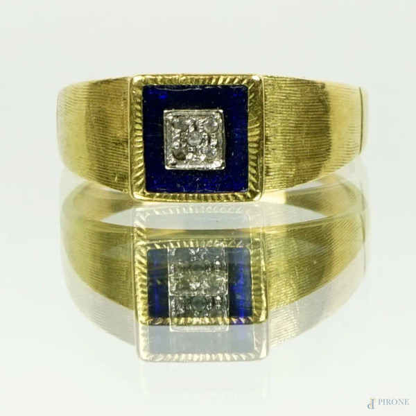 Anello in oro giallo 18 KT con smalto blu e schegge di diamanti, peso gr.6,7