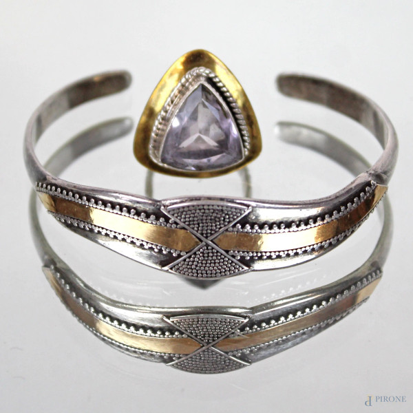 Lotto composto da un bracciale ed un anello con pietra in argento cesellato 925.