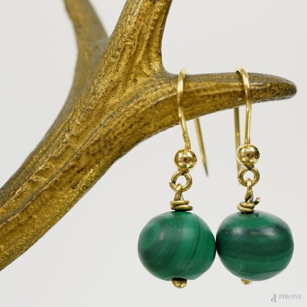 Paio di orecchini in oro 18 KT con pendenti di piccole sfere in malachite, peso gr.5,5