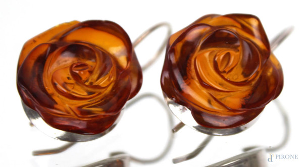 Coppia di orecchini in ambra e argento a forma di rose
