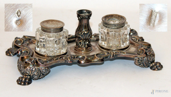 Calamaio in argento cesellato con flaconi in cristallo, Bolli Roma XIX sec., h. cm 9, larg. cm 22, prof. cm 12.