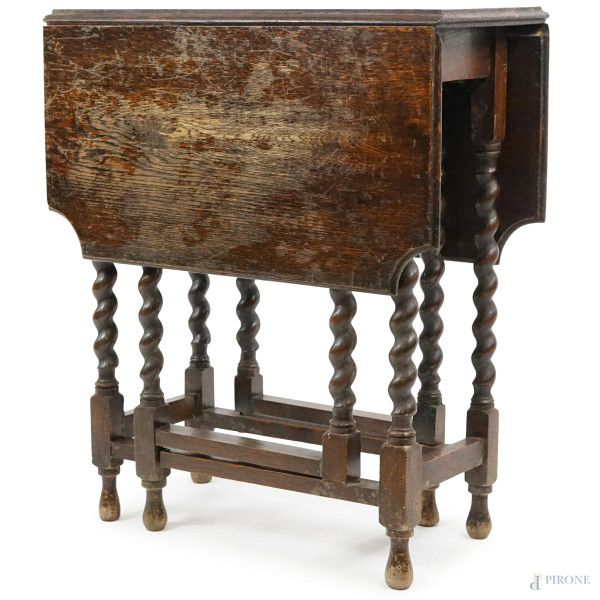 Tavolino a bandelle in legno tinto a noce, fine XIX-inizi XX secolo, poggiante su montanti torchon riuniti da crociate, cm h 71x61x93, (difetti)
