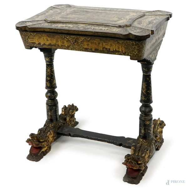 Tavolino da lavoro in legno laccato e decorato a cineserie, XIX secolo, cm h 71,5x43,5x64, (difetti)