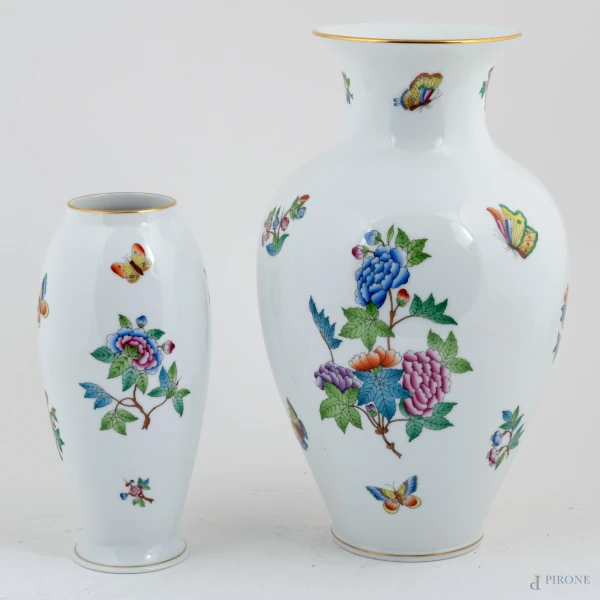 Lotto di due vasi in porcellana Herend con decori a farfalle e fiori su fondo bianco, XX secolo, altezza massima cm 32,5