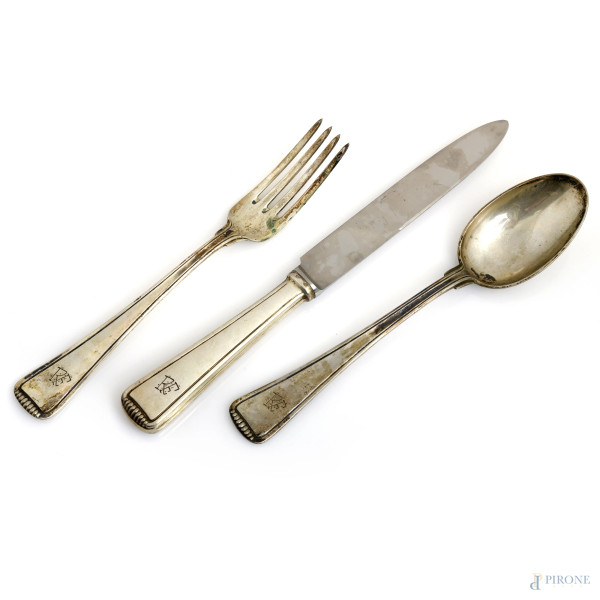 Lotto composto da una forchetta, un coltello e un cucchiaio in argento 800/000, peso lordo gr 240