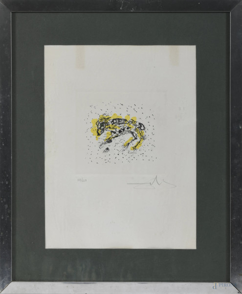 Cassapanca in legno con fronte decorato ad intaglio tripartito in tre pannelli. Piano apribile a ribalta  [..]