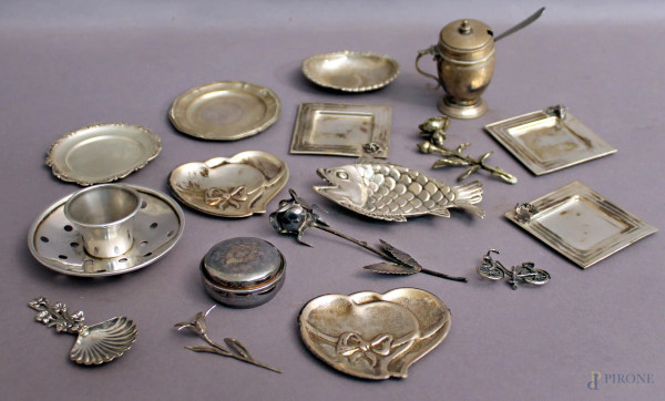 Lotto composto da diciotto oggetti diversi in argento, gr. 350.