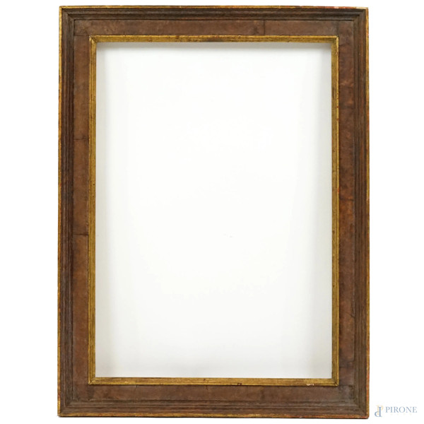 Cornice rettangolare in legno impiallacciato, XX secolo, profilo interno dorato, misure ingombro cm 52x69, misure battuta cm 42x58,5, (difetti)