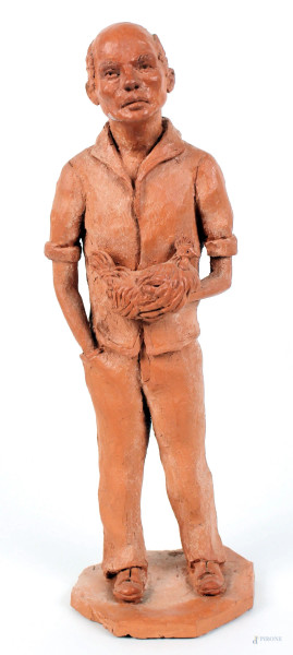 Vincenzo Galluccio - Uomo con gallina, scultura in terracotta, altezza cm. 34, siglato e datato 1977, (lievi difetti).