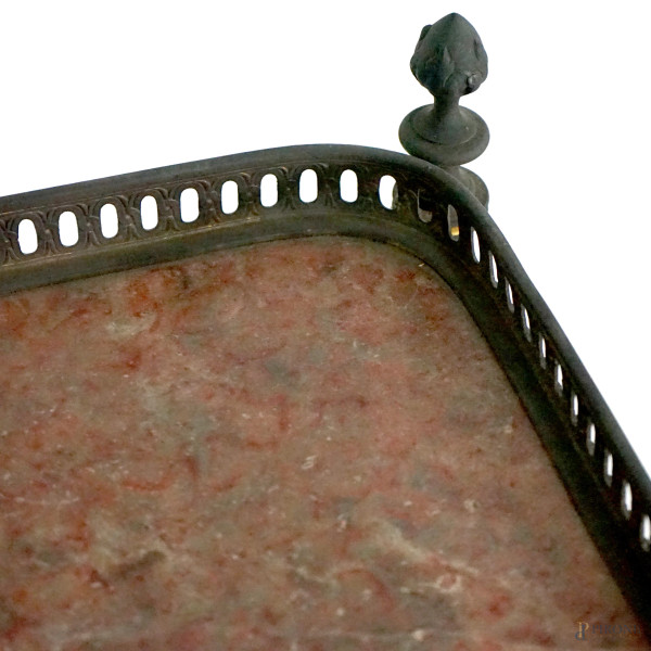 Tavolinetto con doppio ripiano in marmo rosa, struttura in ferro traforata e ad andamento tortile...