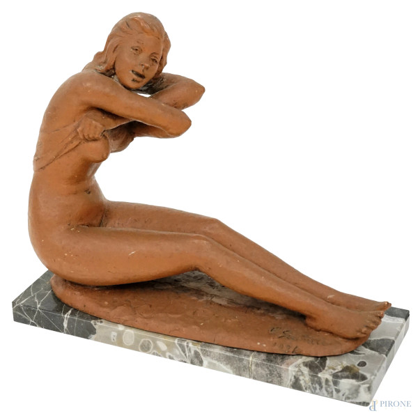 Nudo di ragazza, scultura in terracotta, cm h 17, firmata e datata, base in marmo, (lievi difetti)