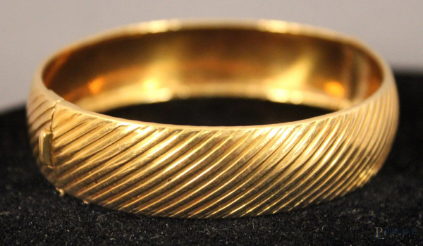 Bracciale rigido in oro 18 kt, gr. 23,4.